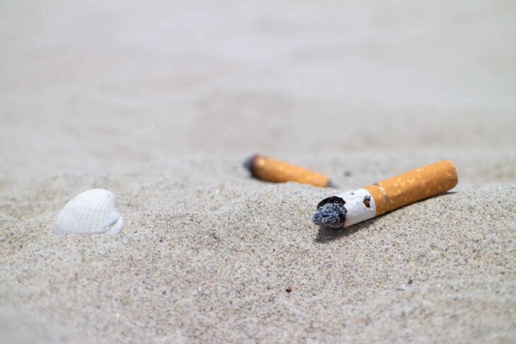 sigaretten afval strand